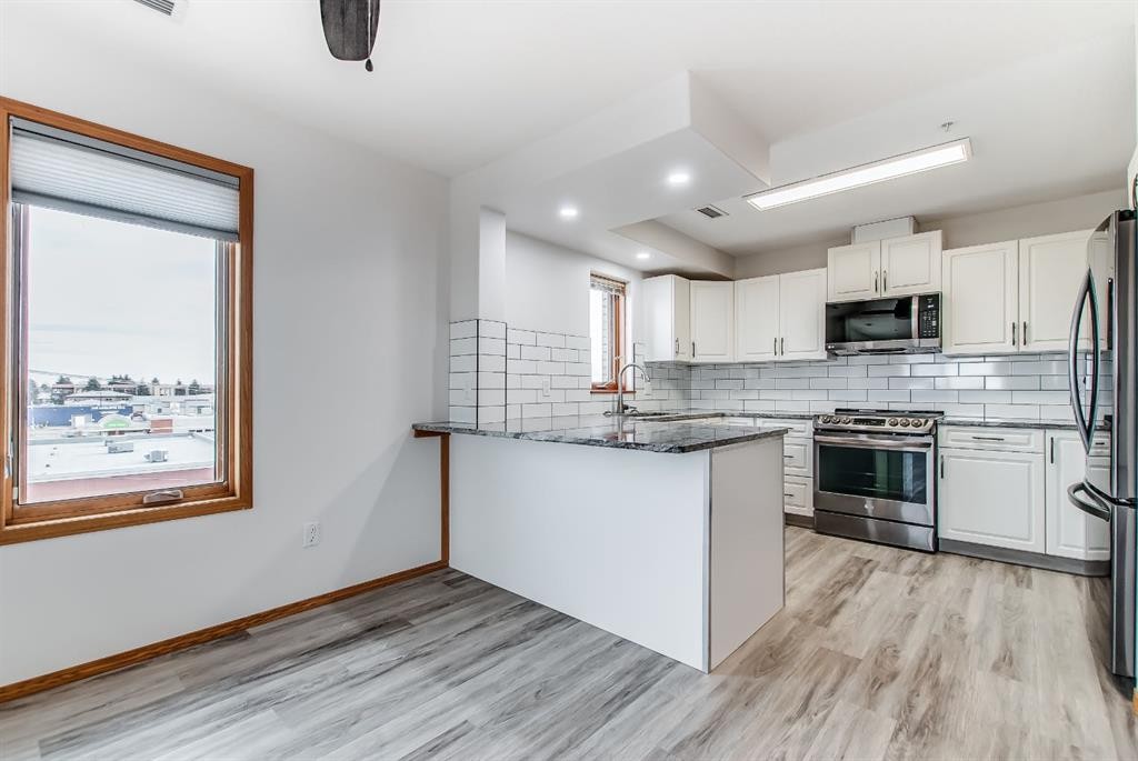 429-1182 Southview Drive Se, Medicine Hat, AB - Indoor Photo Showing Kitchen With Upgraded Kitchen