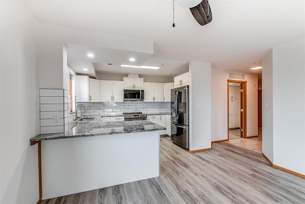 429-1182 Southview Drive Se, Medicine Hat, AB - Indoor Photo Showing Kitchen With Upgraded Kitchen