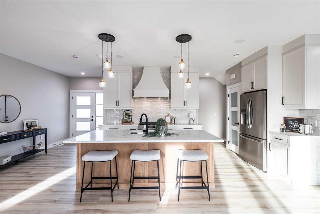 111 Sierra Road Sw, Medicine Hat, AB - Indoor Photo Showing Kitchen With Upgraded Kitchen