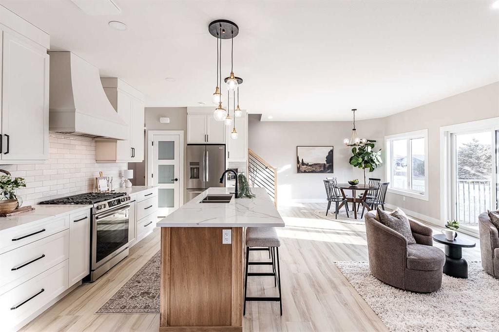 111 Sierra Road Sw, Medicine Hat, AB - Indoor Photo Showing Kitchen With Upgraded Kitchen