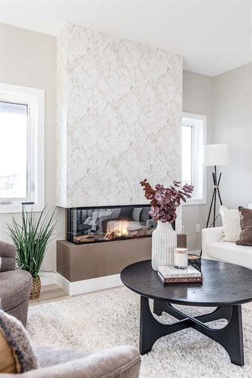 111 Sierra Road Sw, Medicine Hat, AB - Indoor Photo Showing Living Room