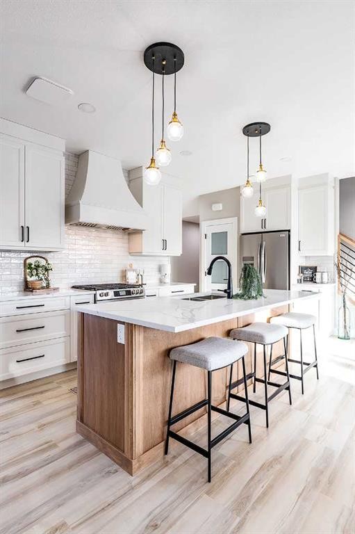 111 Sierra Road Sw, Medicine Hat, AB - Indoor Photo Showing Kitchen With Upgraded Kitchen