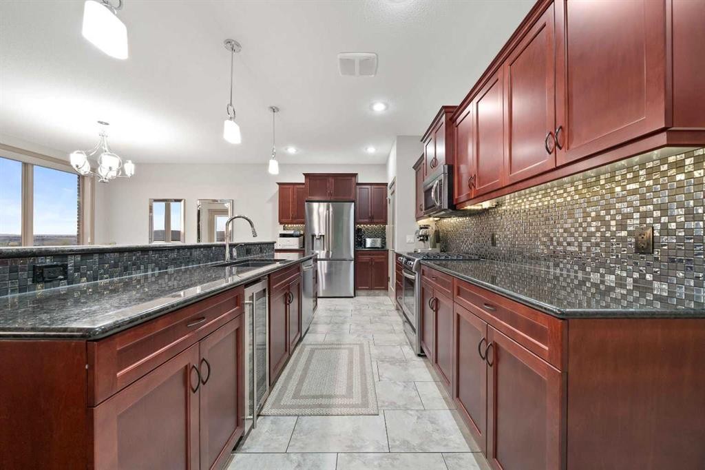 30 Palisades Mews Ne, Medicine Hat, AB - Indoor Photo Showing Kitchen With Upgraded Kitchen