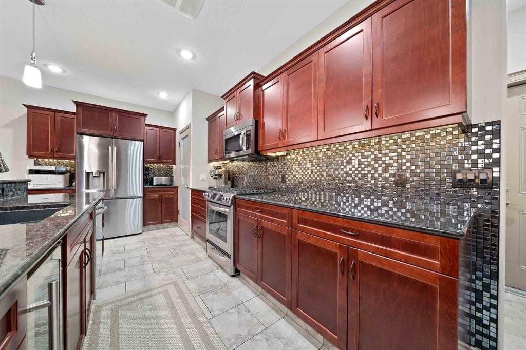 30 Palisades Mews Ne, Medicine Hat, AB - Indoor Photo Showing Kitchen