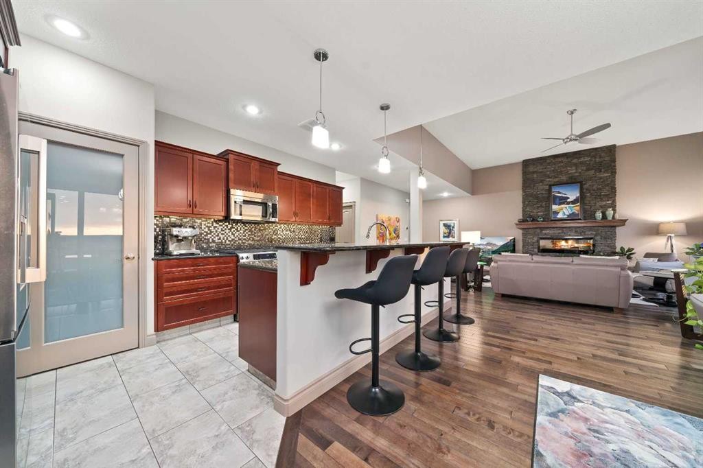 30 Palisades Mews Ne, Medicine Hat, AB - Indoor Photo Showing Kitchen With Upgraded Kitchen