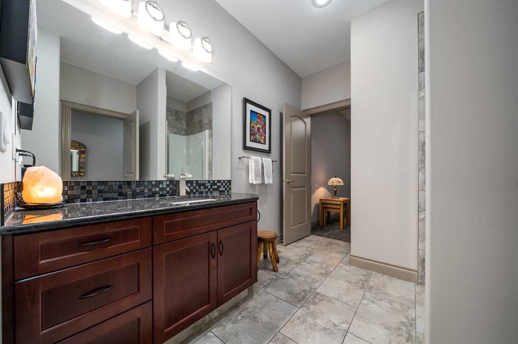 30 Palisades Mews Ne, Medicine Hat, AB - Indoor Photo Showing Bathroom