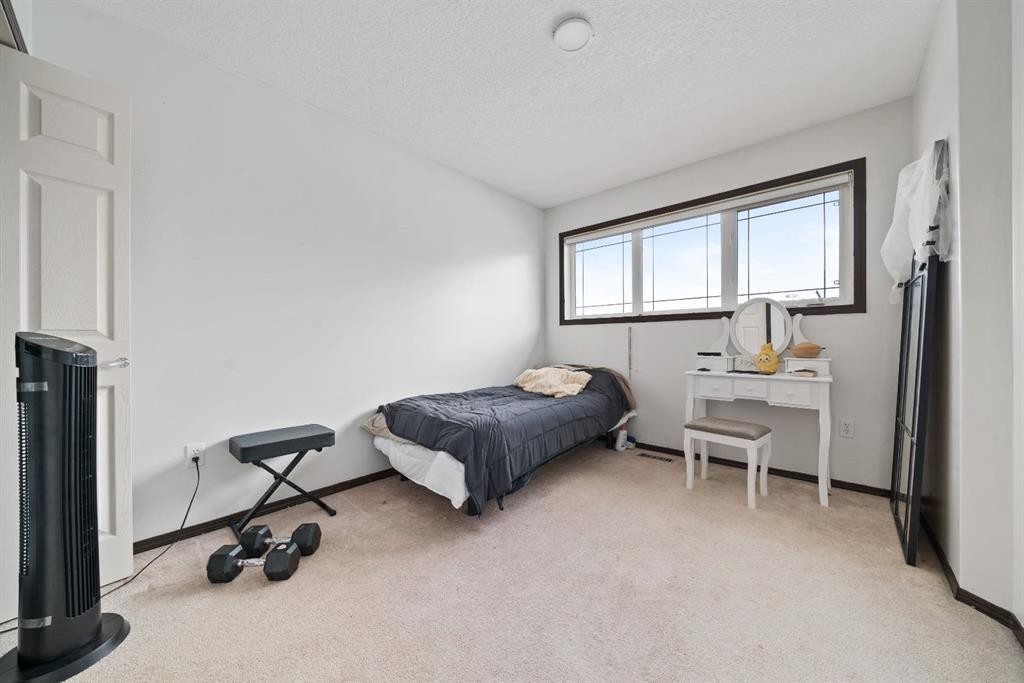 20 Cottonwood Close Sw, Medicine Hat, AB - Indoor Photo Showing Bedroom