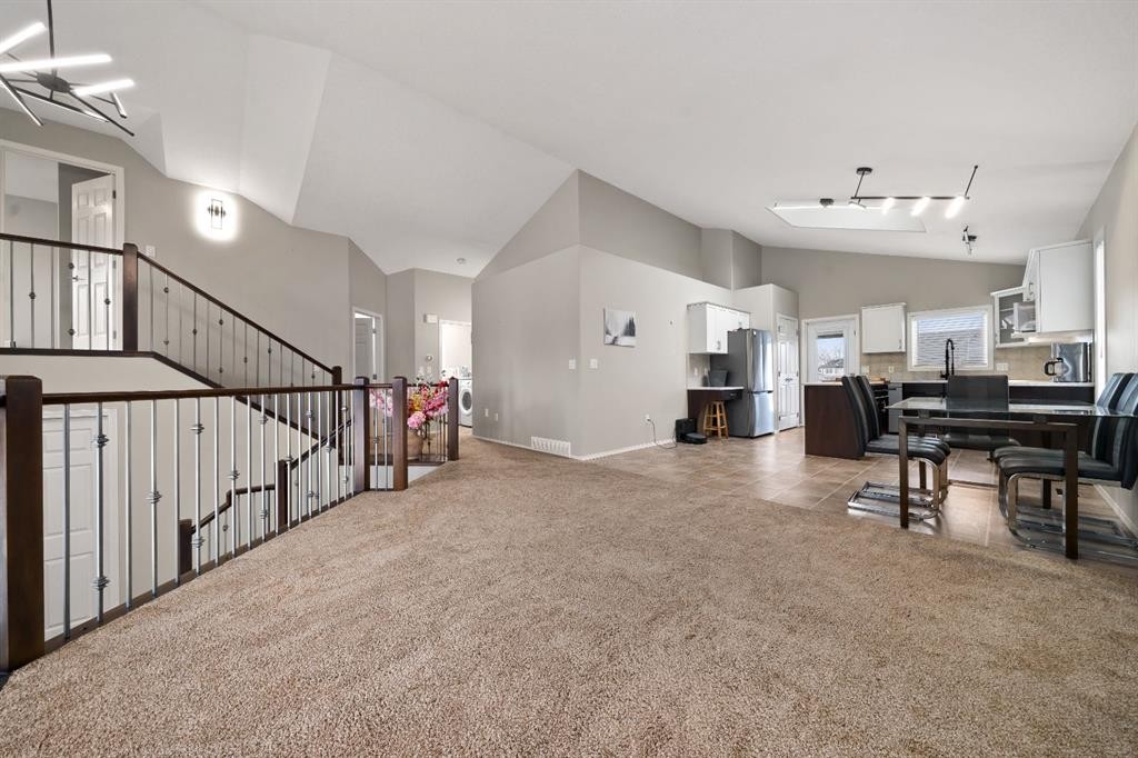 20 Cottonwood Close Sw, Medicine Hat, AB - Indoor Photo Showing Other Room