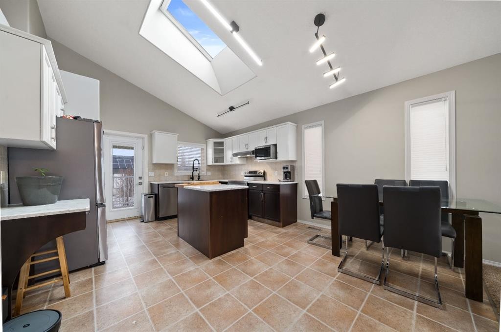 20 Cottonwood Close Sw, Medicine Hat, AB - Indoor Photo Showing Kitchen