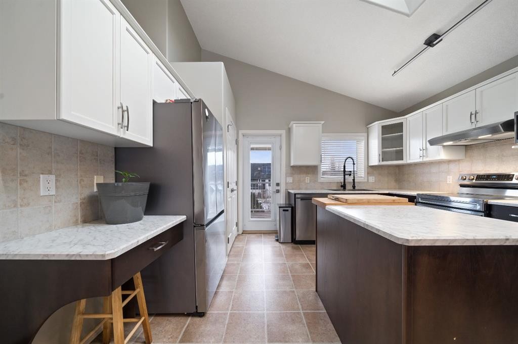 20 Cottonwood Close Sw, Medicine Hat, AB - Indoor Photo Showing Kitchen
