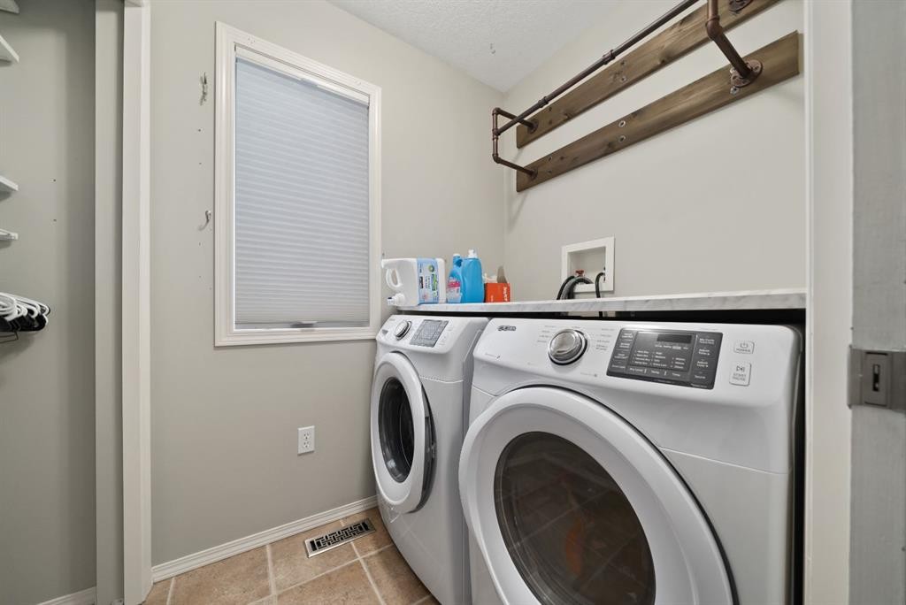 20 Cottonwood Close Sw, Medicine Hat, AB - Indoor Photo Showing Laundry Room