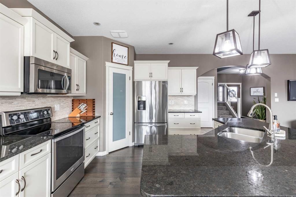 324 Somerside Crescent Se, Medicine Hat, AB - Indoor Photo Showing Kitchen With Double Sink With Upgraded Kitchen