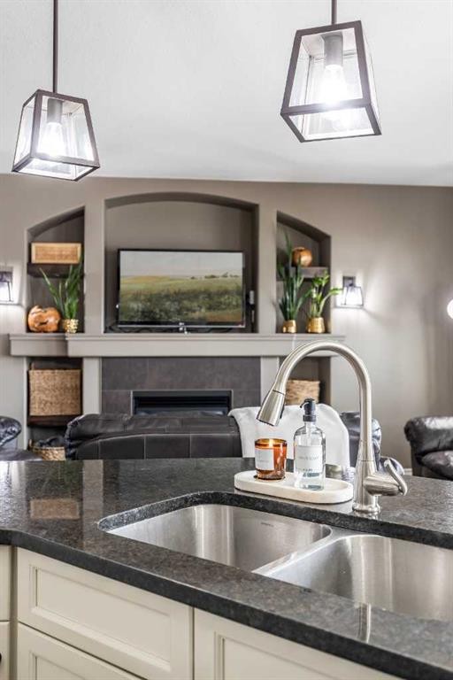 324 Somerside Crescent Se, Medicine Hat, AB - Indoor Photo Showing Kitchen With Double Sink