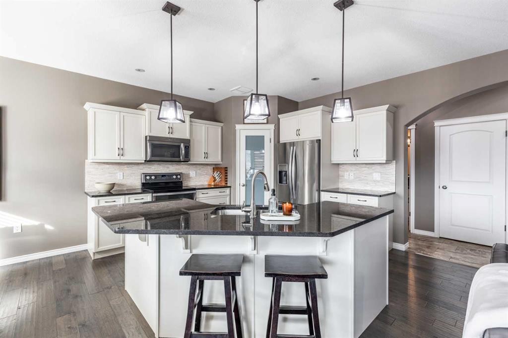 324 Somerside Crescent Se, Medicine Hat, AB - Indoor Photo Showing Kitchen With Upgraded Kitchen