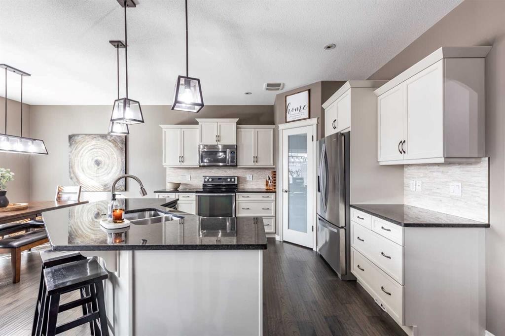 324 Somerside Crescent Se, Medicine Hat, AB - Indoor Photo Showing Kitchen With Double Sink With Upgraded Kitchen