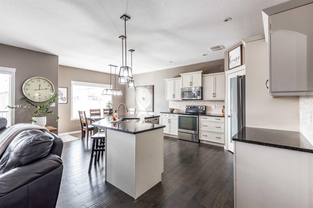 324 Somerside Crescent Se, Medicine Hat, AB - Indoor Photo Showing Kitchen With Upgraded Kitchen