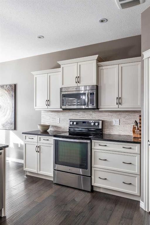 324 Somerside Crescent Se, Medicine Hat, AB - Indoor Photo Showing Kitchen