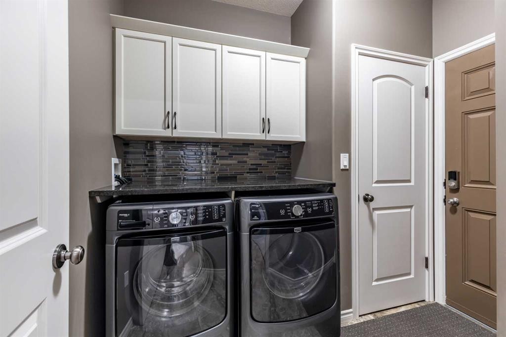 324 Somerside Crescent Se, Medicine Hat, AB - Indoor Photo Showing Laundry Room