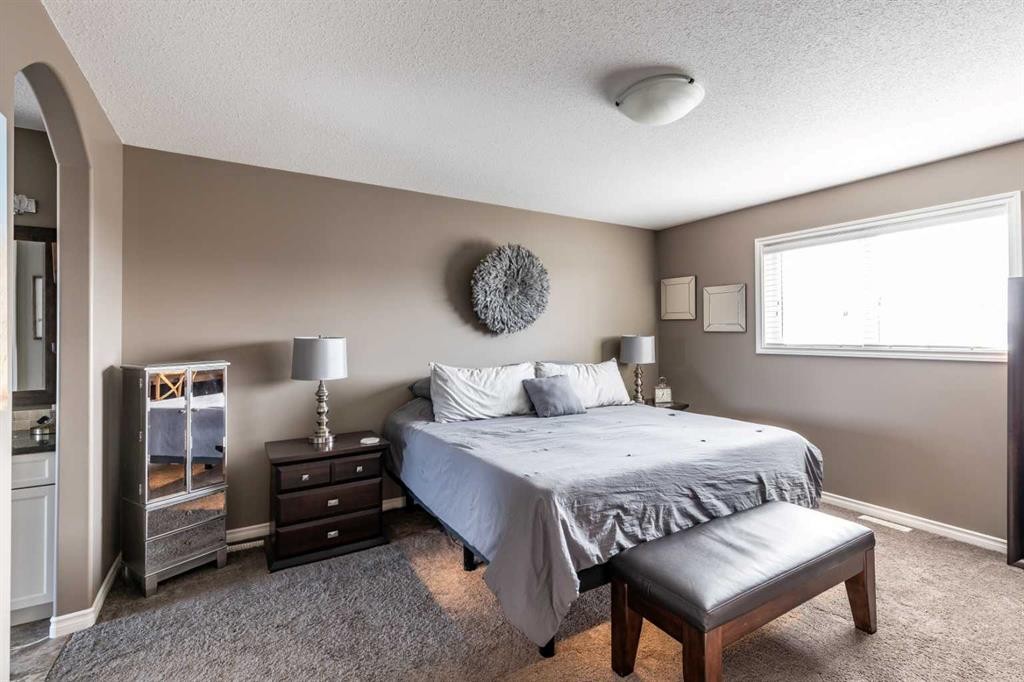 324 Somerside Crescent Se, Medicine Hat, AB - Indoor Photo Showing Bedroom