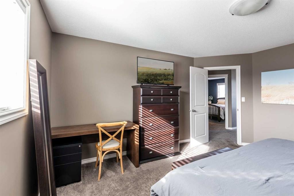 324 Somerside Crescent Se, Medicine Hat, AB - Indoor Photo Showing Bedroom