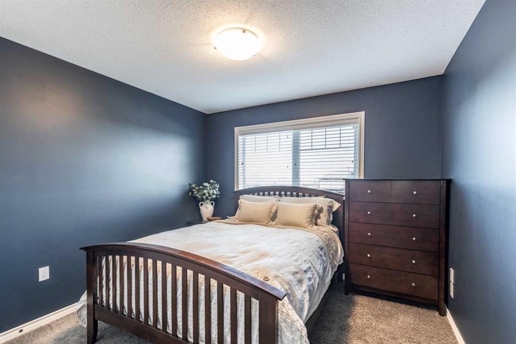 324 Somerside Crescent Se, Medicine Hat, AB - Indoor Photo Showing Bedroom