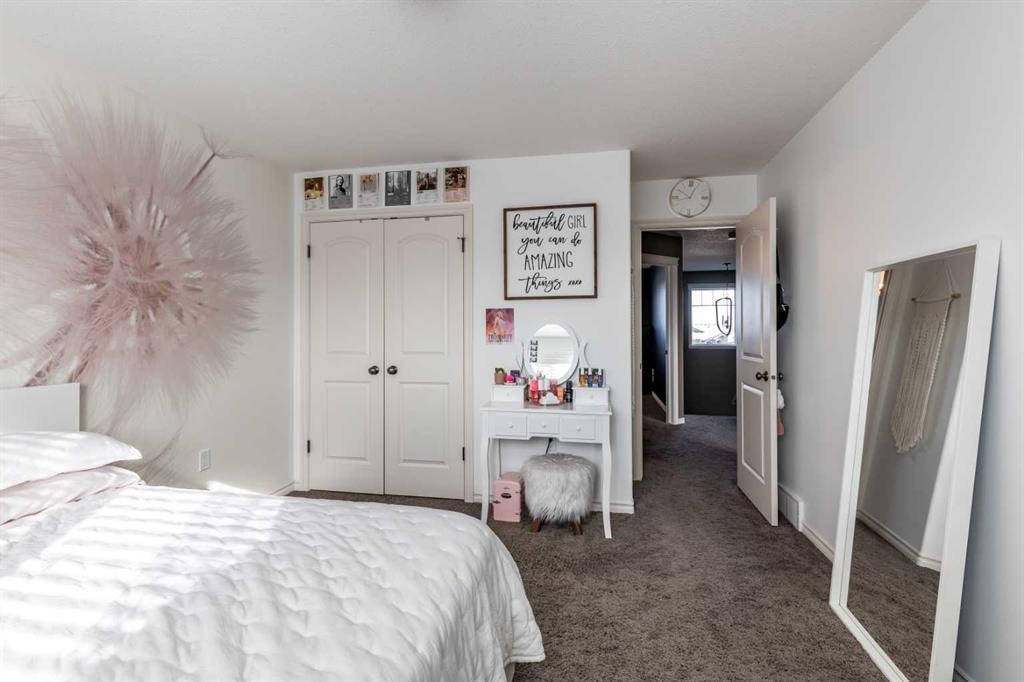 324 Somerside Crescent Se, Medicine Hat, AB - Indoor Photo Showing Bedroom