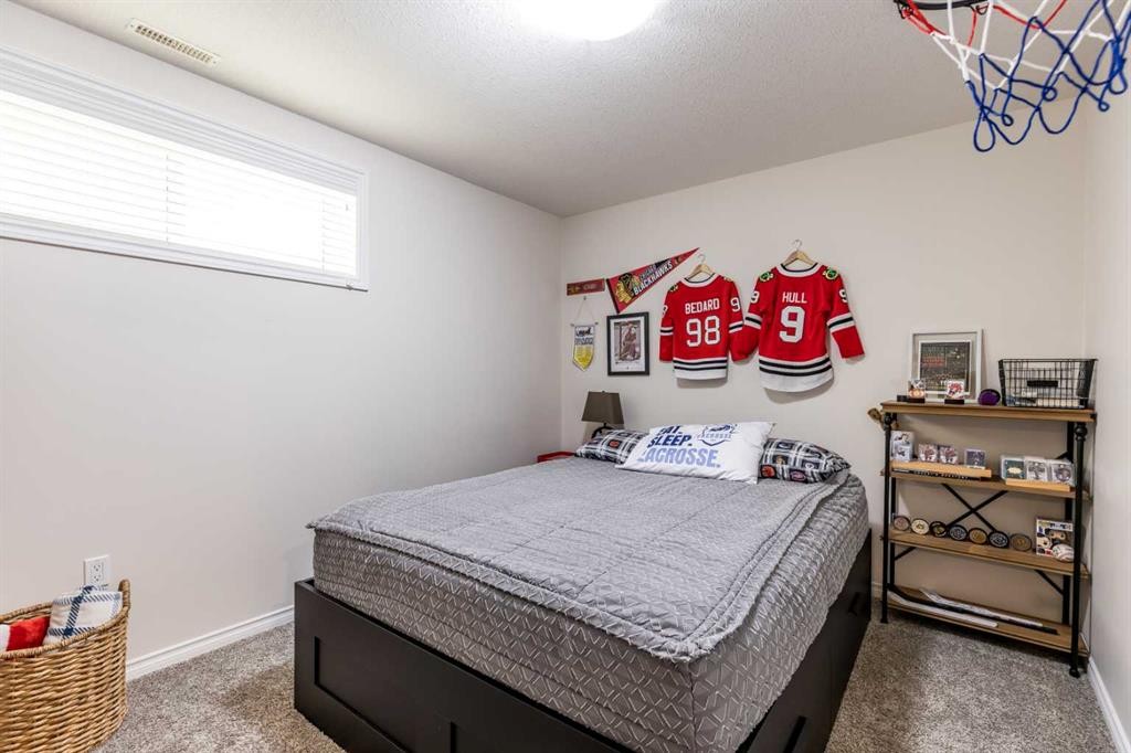 324 Somerside Crescent Se, Medicine Hat, AB - Indoor Photo Showing Bedroom