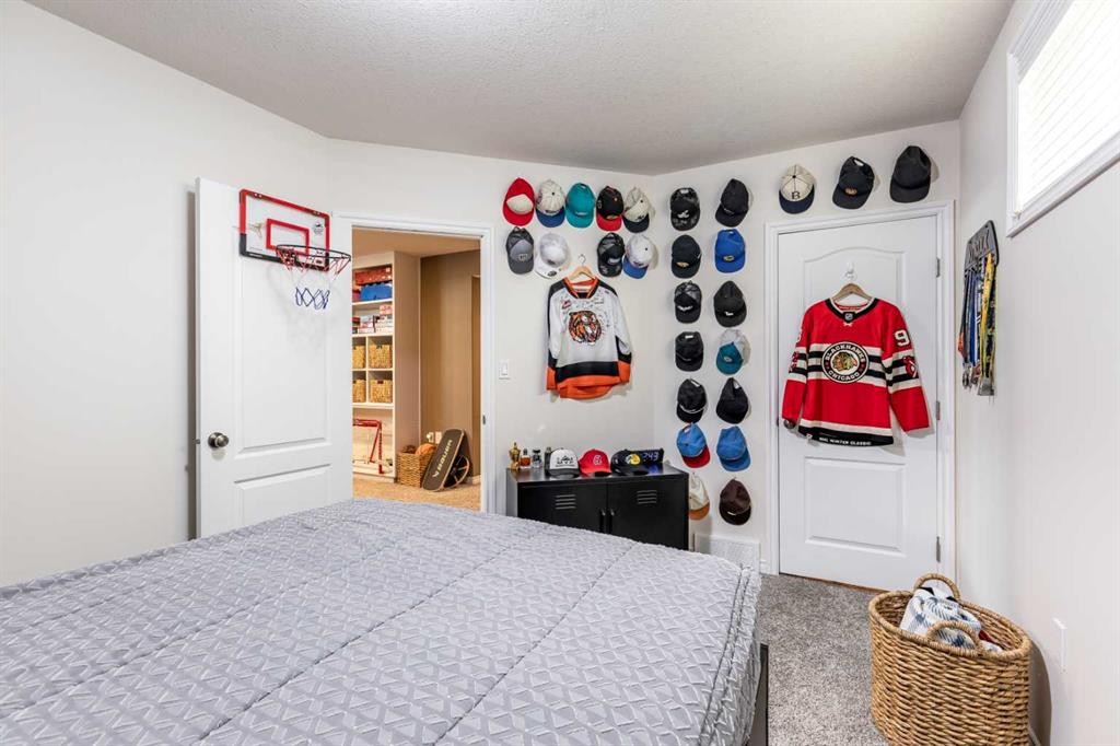 324 Somerside Crescent Se, Medicine Hat, AB - Indoor Photo Showing Bedroom