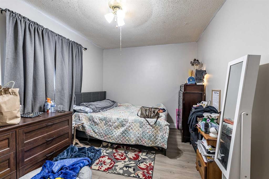 201 5 Street Se, Medicine Hat, AB - Indoor Photo Showing Bedroom
