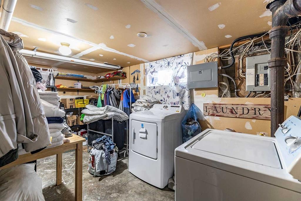 201 5 Street Se, Medicine Hat, AB - Indoor Photo Showing Laundry Room