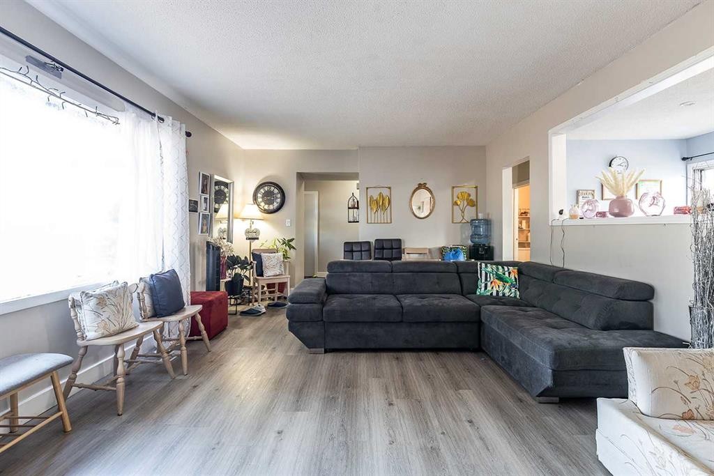 201 5 Street Se, Medicine Hat, AB - Indoor Photo Showing Living Room