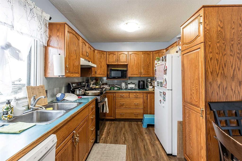 201 5 Street Se, Medicine Hat, AB - Indoor Photo Showing Kitchen With Double Sink
