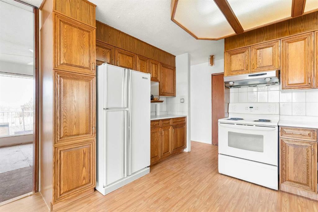 626 Old Highway 1, Walsh, AB - Indoor Photo Showing Kitchen