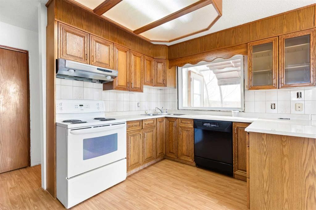 626 Old Highway 1, Walsh, AB - Indoor Photo Showing Kitchen