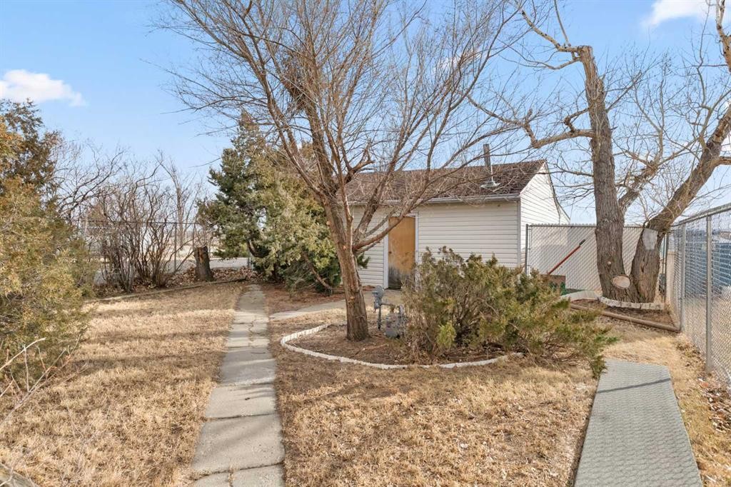 626 Old Highway 1, Walsh, AB - Outdoor