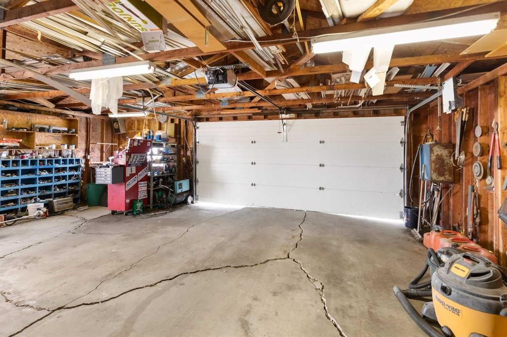 626 Old Highway 1, Walsh, AB - Indoor Photo Showing Garage