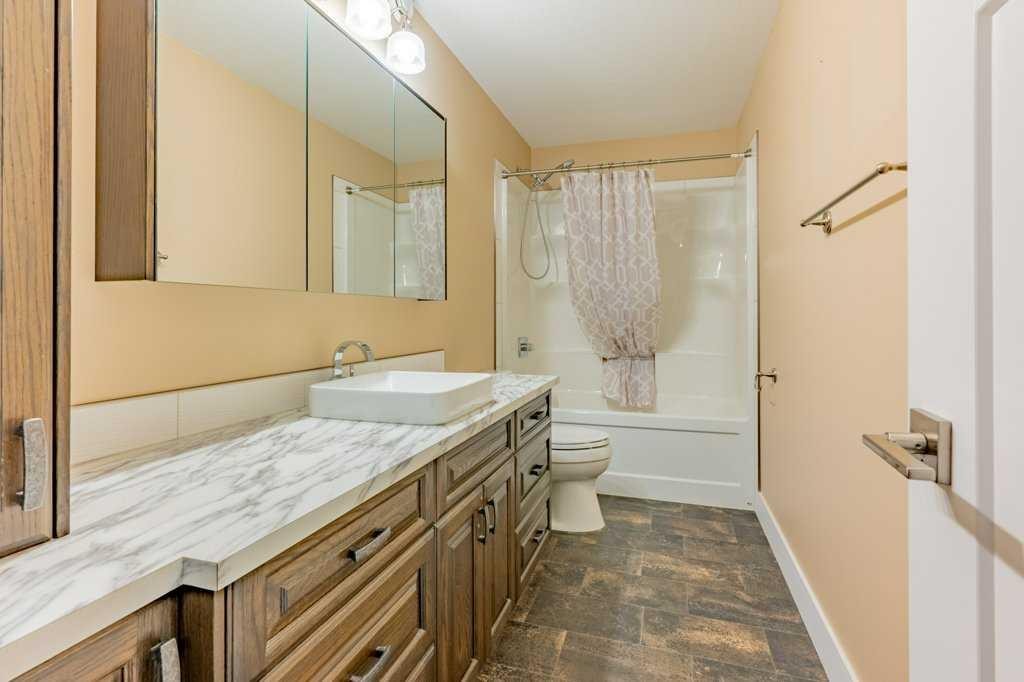 208 Westview Crescent West, Bow Island, AB - Indoor Photo Showing Bathroom