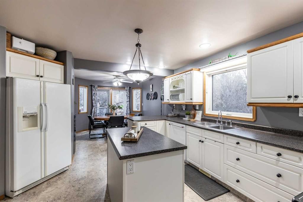 512 11 Street, Dunmore, AB - Indoor Photo Showing Kitchen With Double Sink