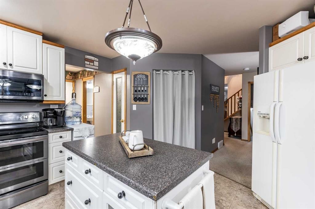 512 11 Street, Dunmore, AB - Indoor Photo Showing Kitchen