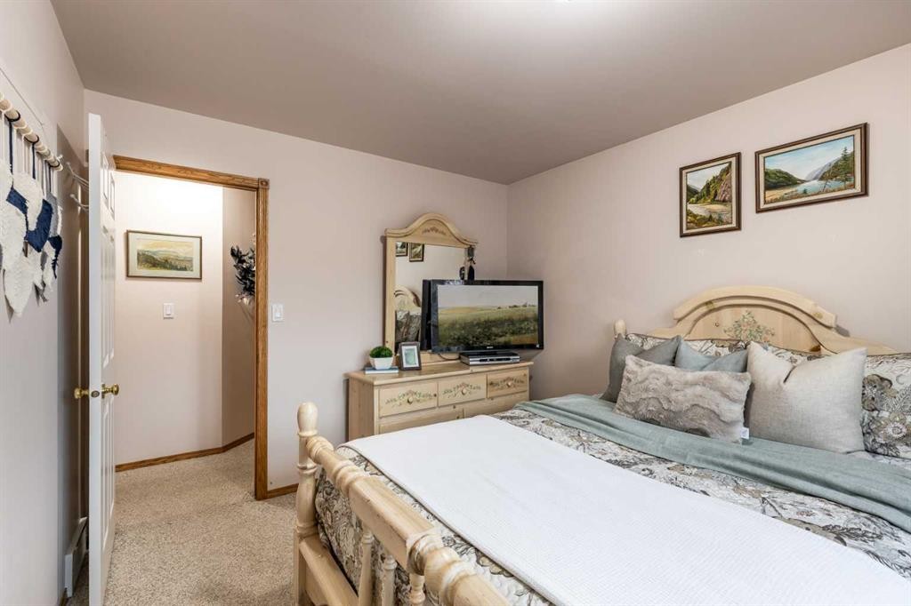 512 11 Street, Dunmore, AB - Indoor Photo Showing Bedroom