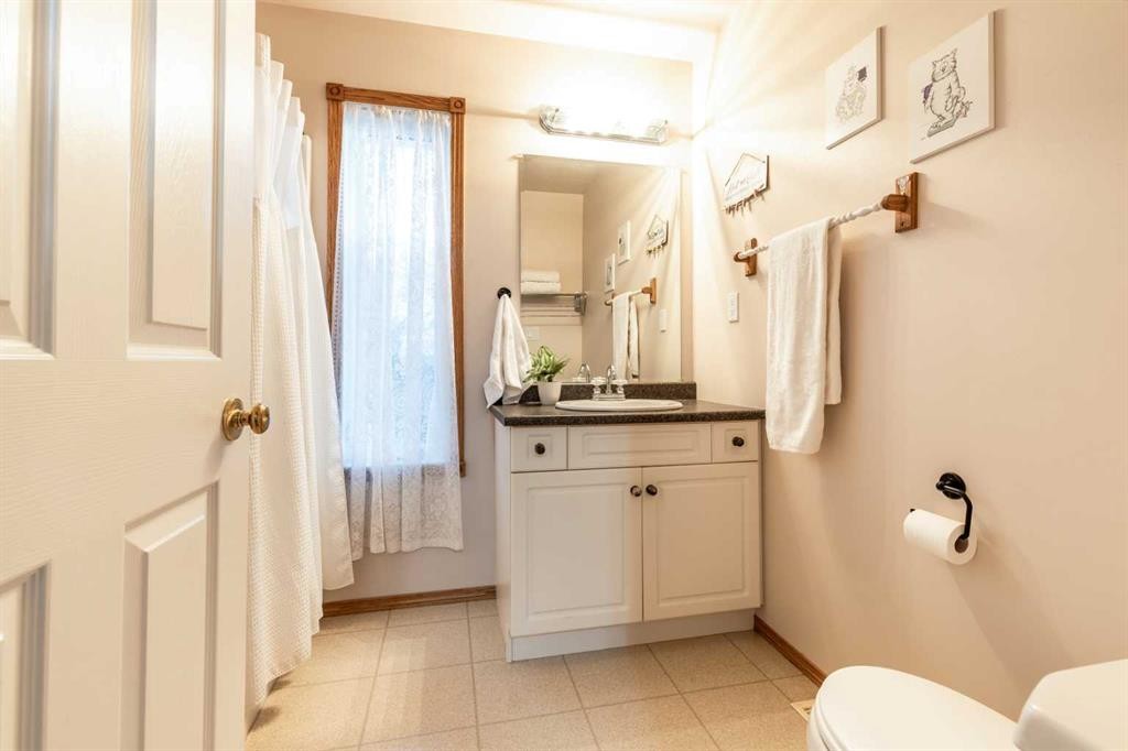 512 11 Street, Dunmore, AB - Indoor Photo Showing Bathroom