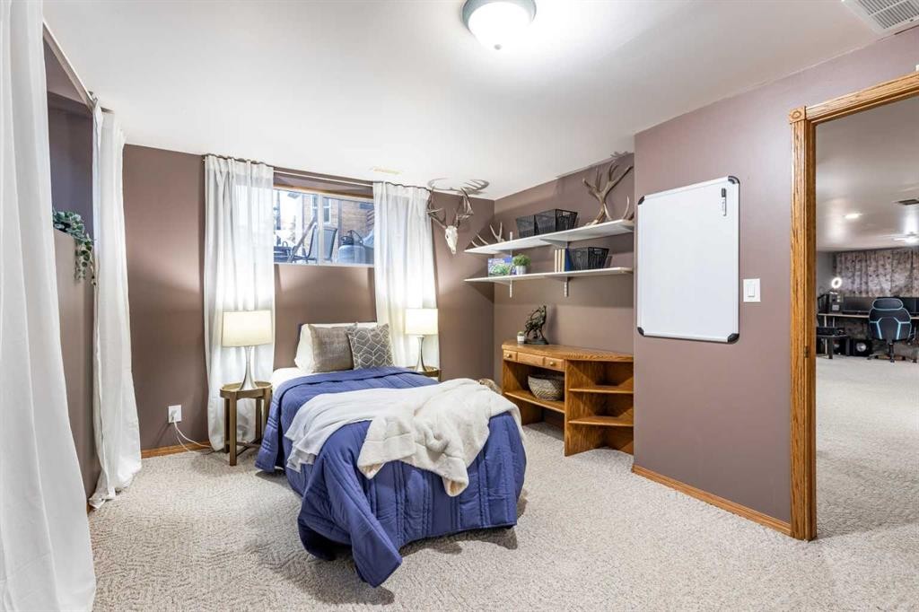 512 11 Street, Dunmore, AB - Indoor Photo Showing Bedroom