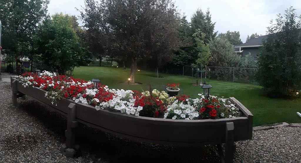 512 11 Street, Dunmore, AB - Outdoor With Backyard