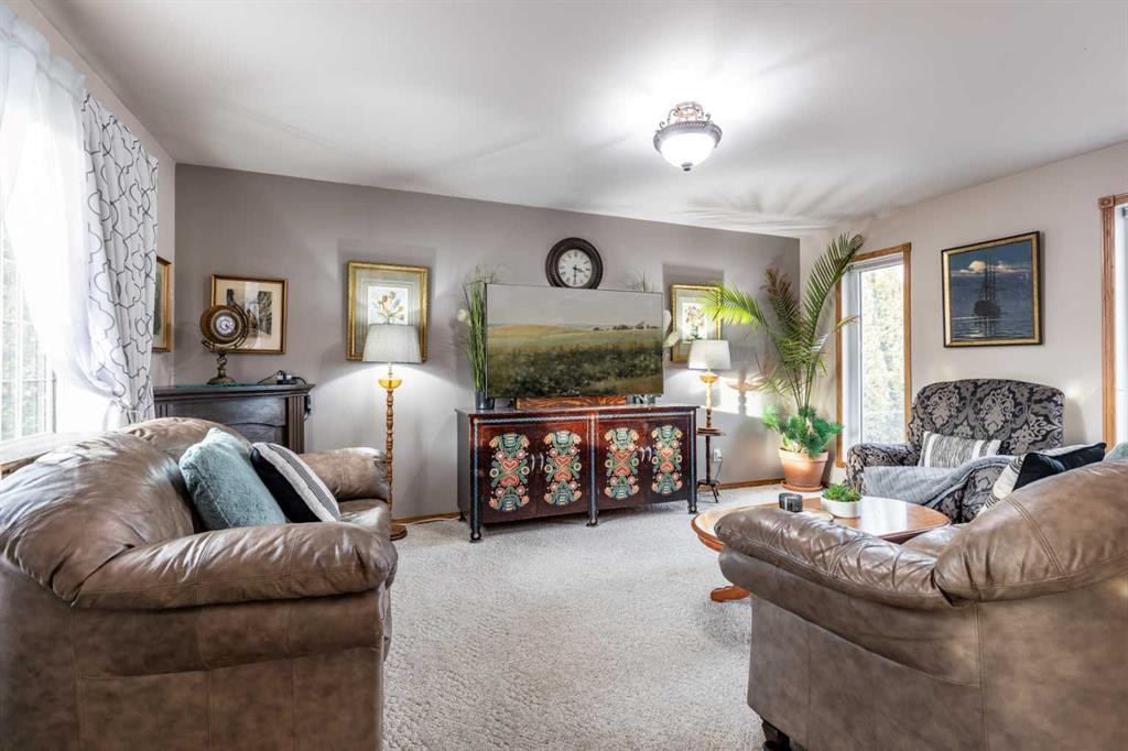 512 11 Street, Dunmore, AB - Indoor Photo Showing Living Room