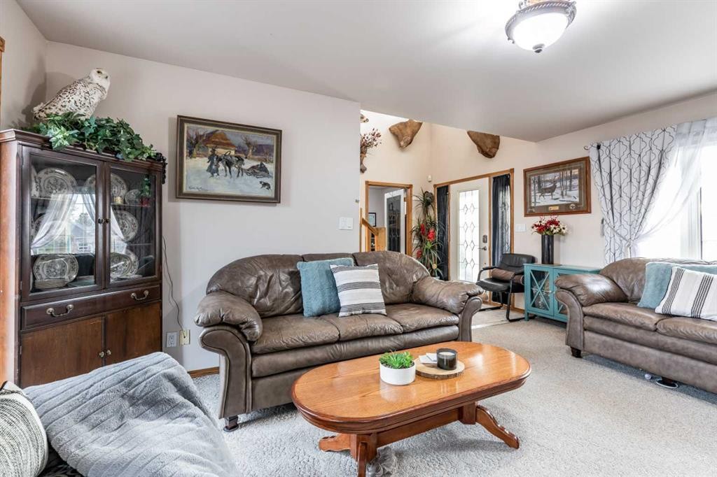 512 11 Street, Dunmore, AB - Indoor Photo Showing Living Room
