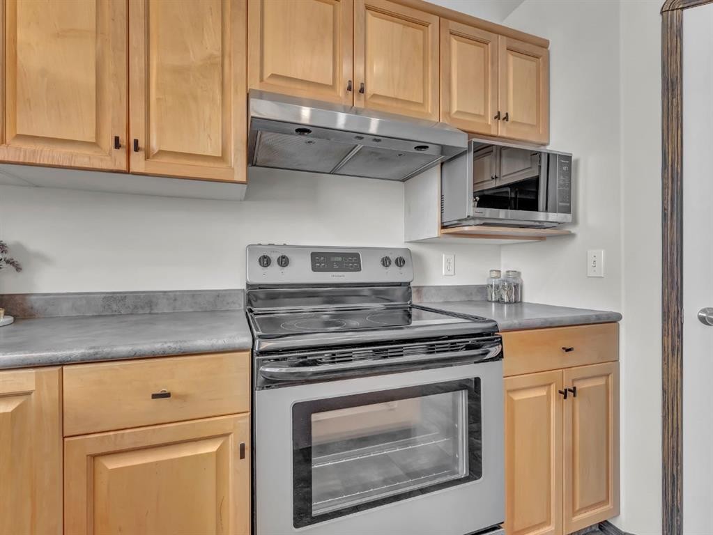32 Sunrise Court Sw, Medicine Hat, AB - Indoor Photo Showing Kitchen