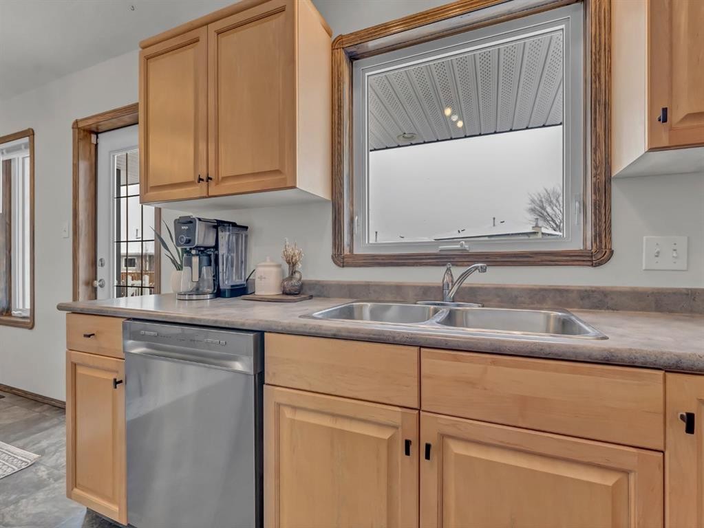 32 Sunrise Court Sw, Medicine Hat, AB - Indoor Photo Showing Kitchen With Double Sink