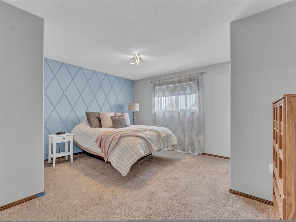 32 Sunrise Court Sw, Medicine Hat, AB - Indoor Photo Showing Bedroom