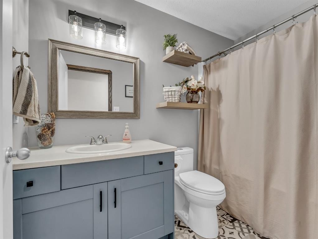 32 Sunrise Court Sw, Medicine Hat, AB - Indoor Photo Showing Bathroom