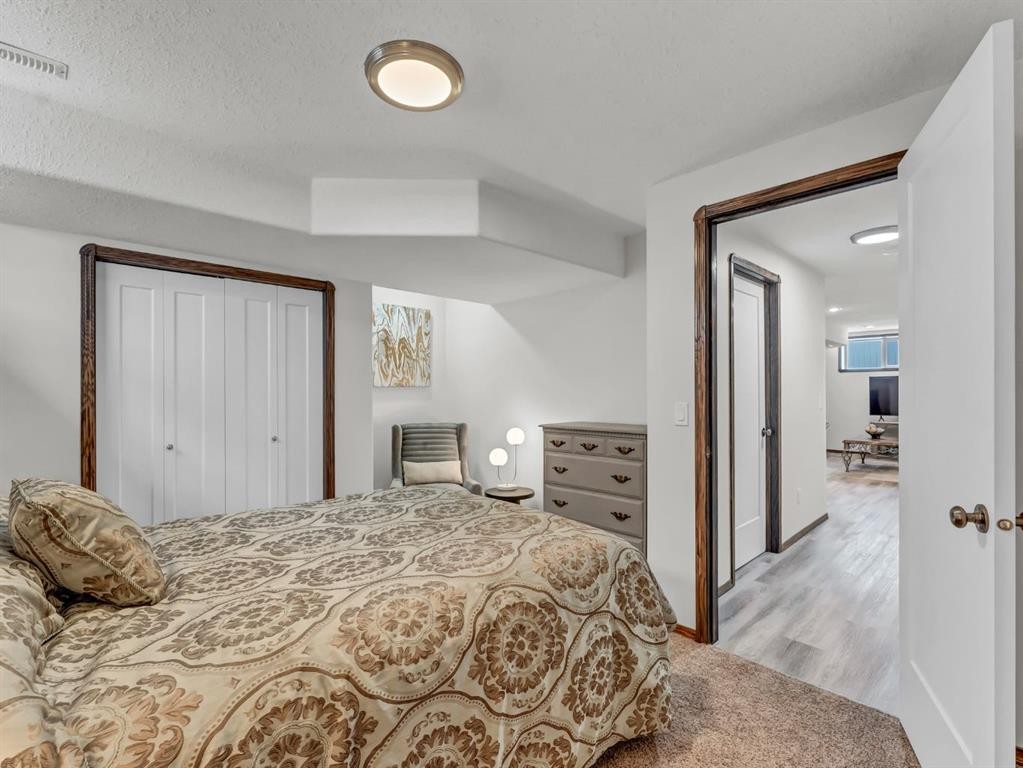 32 Sunrise Court Sw, Medicine Hat, AB - Indoor Photo Showing Bedroom